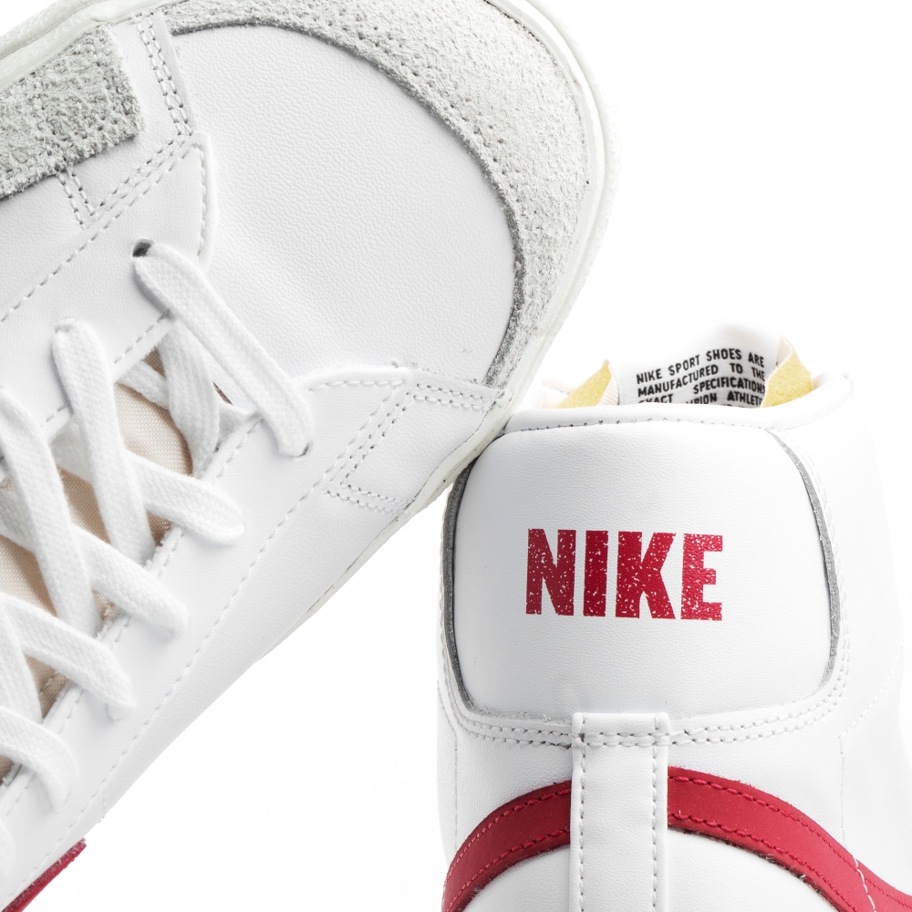reloj Disturbio Manifiesto Nike Air Blazer Mid Blancas/Rojas al mejor precio - Selective Shop